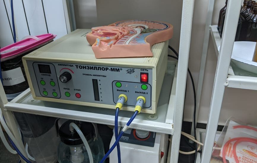Electric nasal irrigator machine with control panel and a nasal anatomy model, illustrating devices discussed in the guide