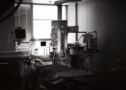 how to set up a cpap machine — A well-equipped examination room in a hospital featuring advanced surgical instruments and machinery.